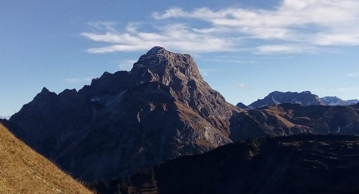 Der Widderstein im Hintergrund